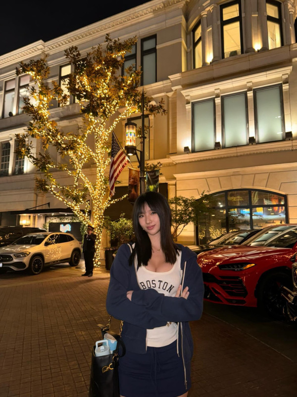 小S大女加州過聖誕晒美照 小背心曝凶猛上圍 遺傳母親基因極養眼 