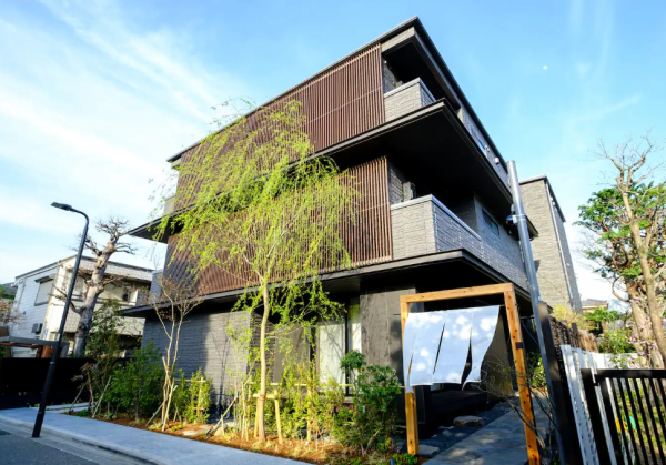 旅客在日本住宿時，密切要留意是否已經包含住宿稅於房價中，或是在入住時需要額外支付相關住宿費。（圖片來源：Airbnb@Yanaka Sow）