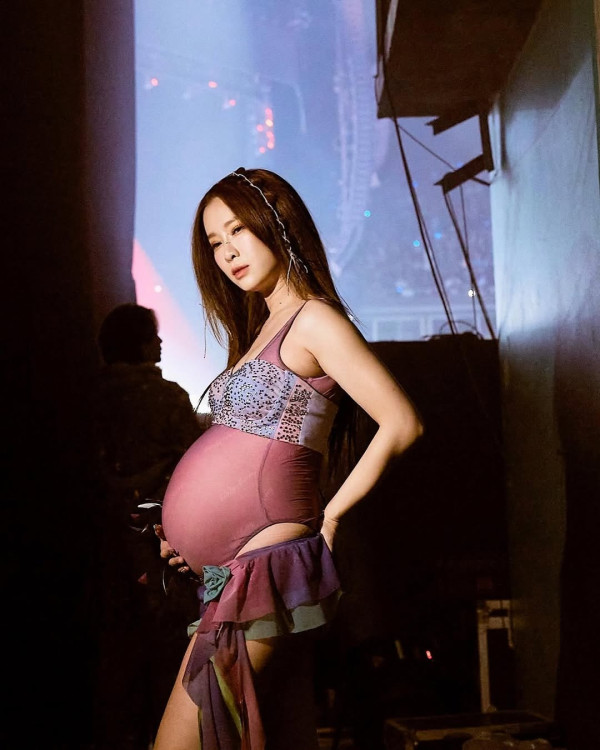 有片|女團成員懷胎十月上台勁歌熱舞 場面令人膽戰心驚