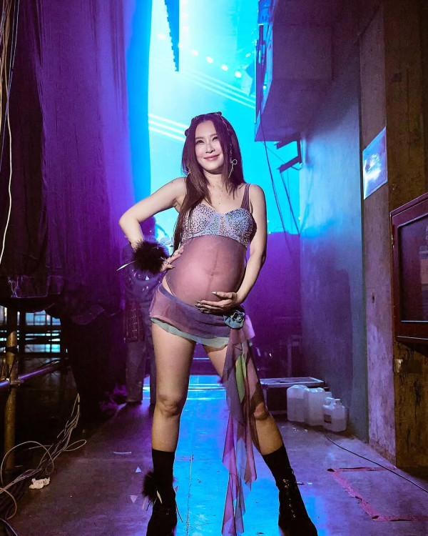 有片|女團成員懷胎十月上台勁歌熱舞 場面令人膽戰心驚