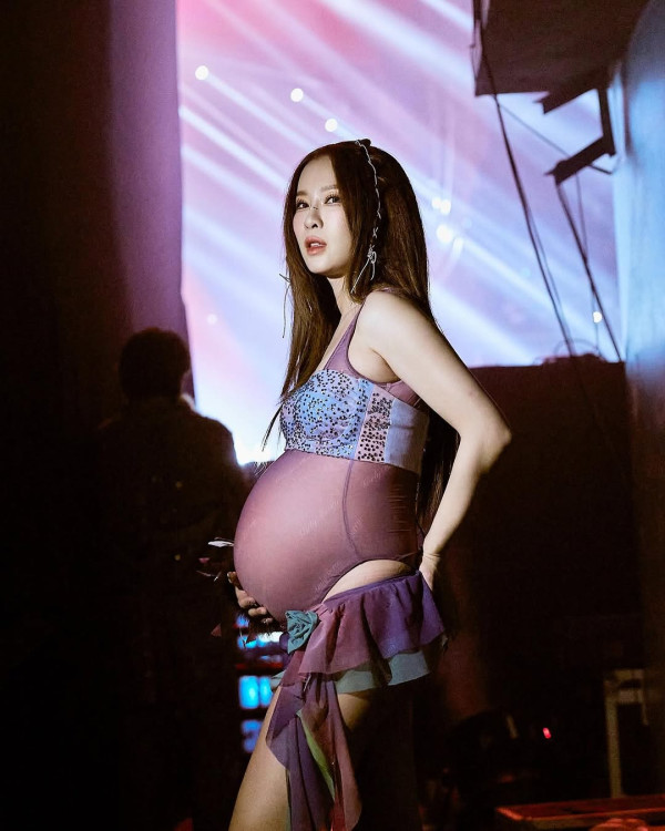 有片|女團成員懷胎十月上台勁歌熱舞 場面令人膽戰心驚