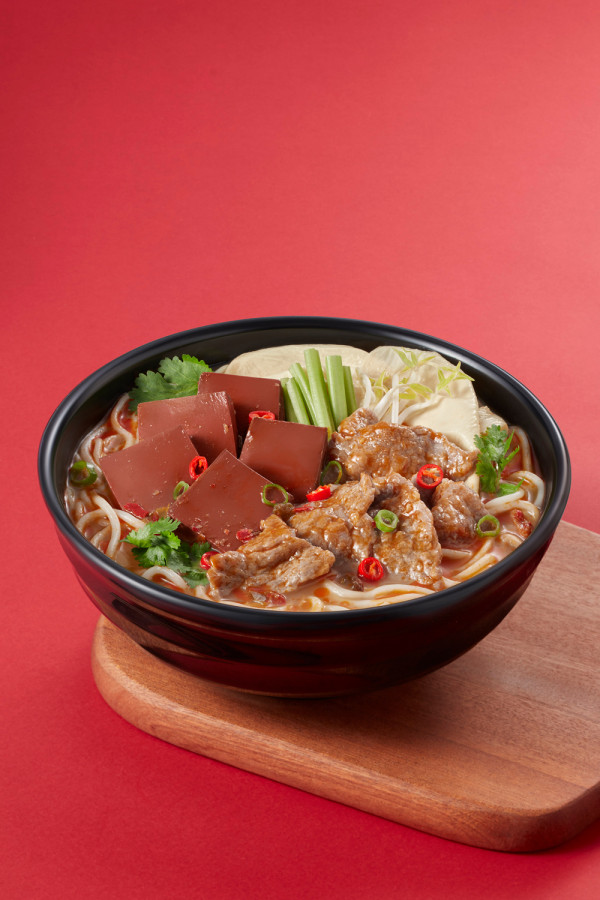 譚仔三哥米線「ＳＬＤＰＫ」風潮加碼！ 全新「三哥水煮湯米線｜滑牛．鴨血」更上癮！