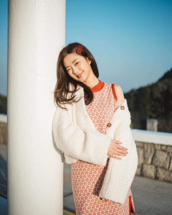 岑麗香澳門自拍大曬少女肌! 兩孩之母保養得宜 網友問:妳讀中幾?