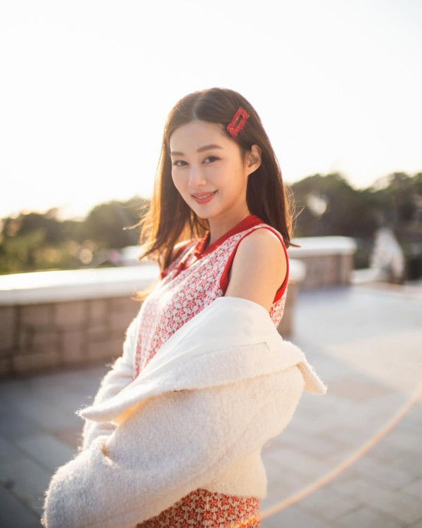 岑麗香澳門自拍大曬少女肌! 兩孩之母保養得宜 網友問:妳讀中幾?