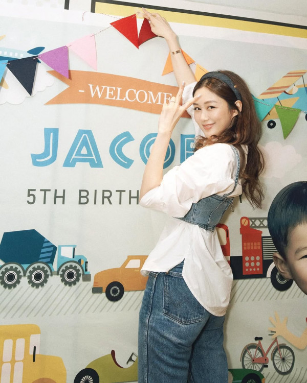 岑麗香澳門自拍大曬少女肌! 兩孩之母保養得宜 網友問:妳讀中幾?