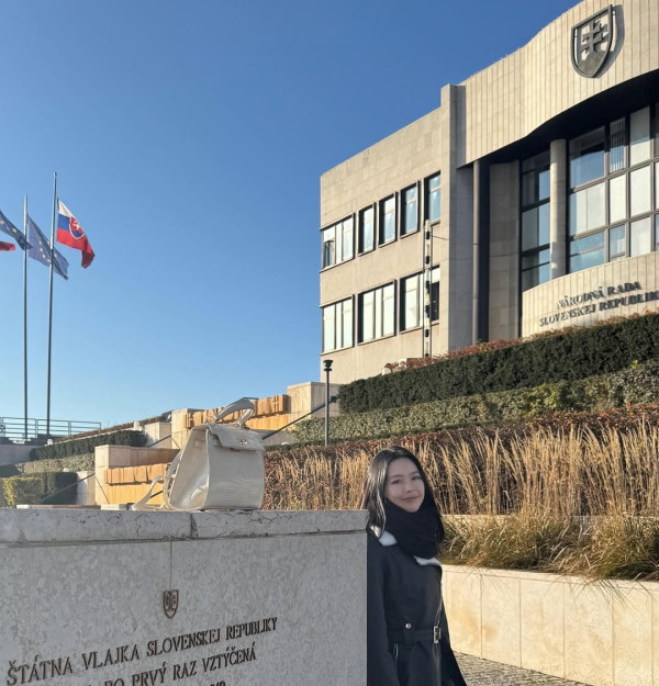 TVB主播遊東歐相中一細節意外「洩蜜」 獲封「新聞之花」擁有超強履歷！ 