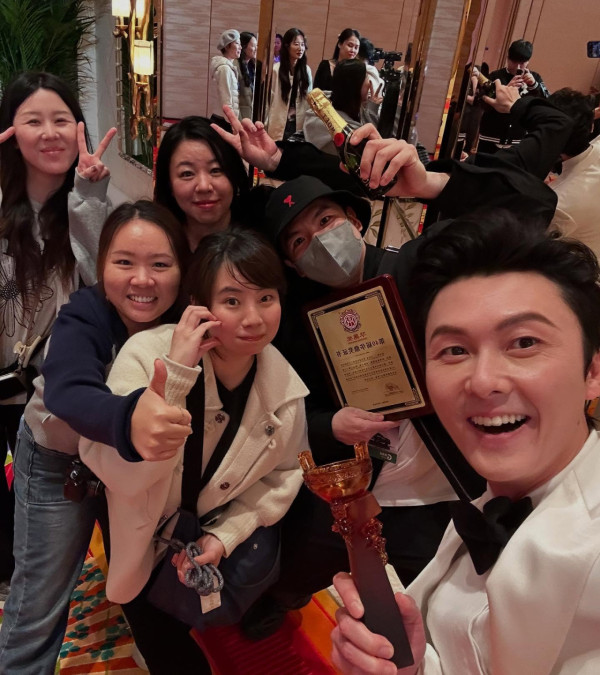 王浩信奪華鼎獎視帝感謝家人 陳自瑤留3字真言耐人尋味 