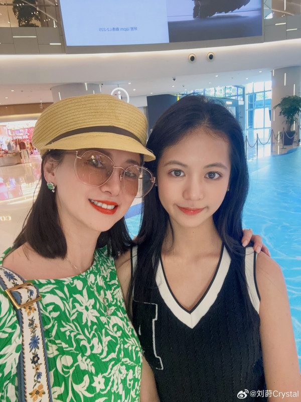 56歲翁虹驚爆與富商老公分居三年 拍片剖白真實心聲：「我後悔了嗎？」