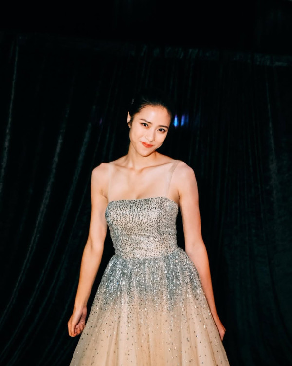 劉穎鏇現身澳門真實身形似巨人！腰線到粉絲心口晒44吋半長腿！ 