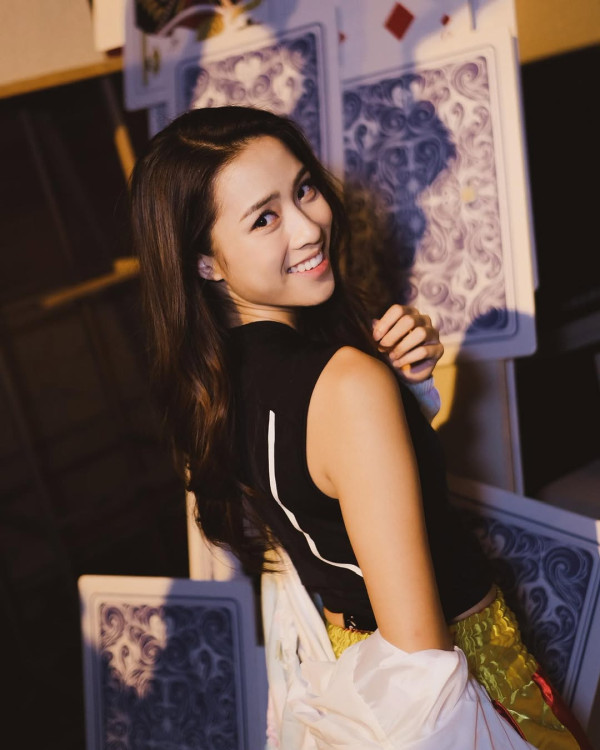 劉穎鏇現身澳門真實身形似巨人！腰線到粉絲心口晒44吋半長腿！ 