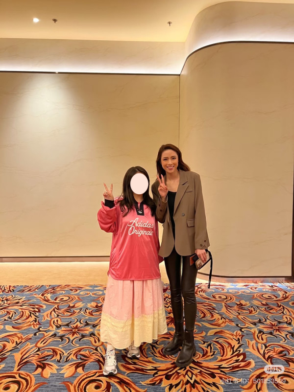 劉穎鏇現身澳門真實身形似巨人！腰線到粉絲心口晒44吋半長腿！ 