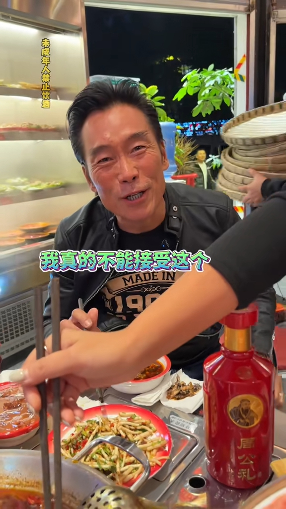 60歲古惑仔轉行做抖音食播 曾自爆被戴綠帽人財兩失 唔敢食豬眼