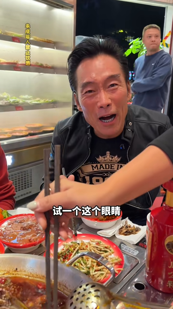 60歲古惑仔轉行做抖音食播 曾自爆被戴綠帽人財兩失 唔敢食豬眼