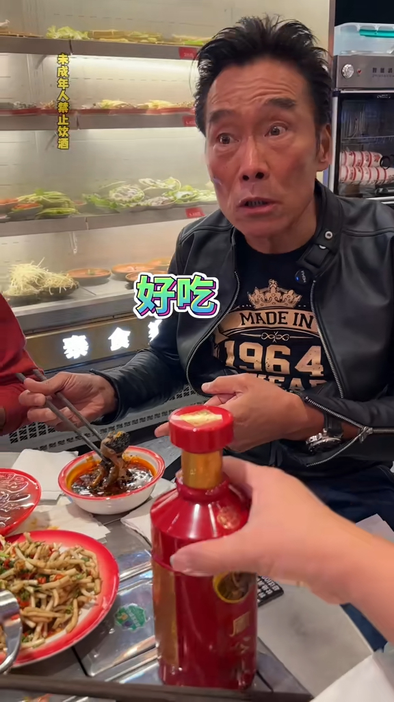 60歲古惑仔轉行做抖音食播 曾自爆被戴綠帽人財兩失 唔敢食豬眼