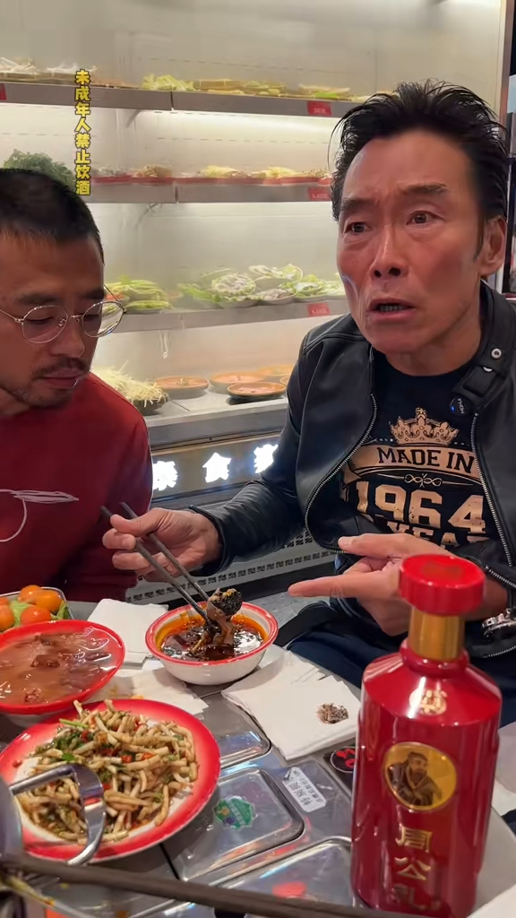 60歲古惑仔轉行做抖音食播 曾自爆被戴綠帽人財兩失 唔敢食豬眼