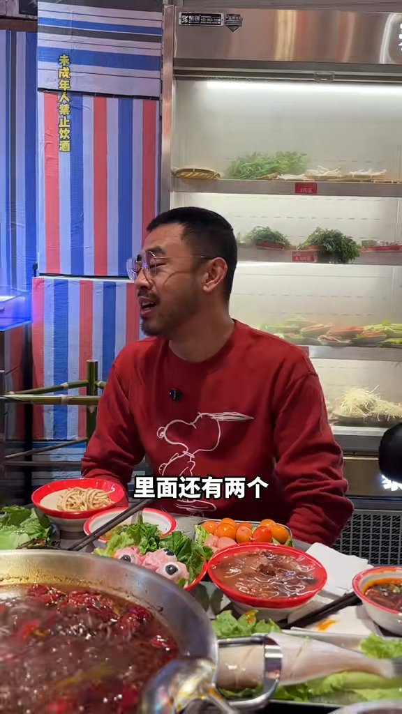 60歲古惑仔轉行做抖音食播 曾自爆被戴綠帽人財兩失 唔敢食豬眼