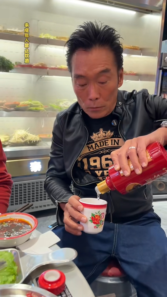 60歲古惑仔轉行做抖音食播 曾自爆被戴綠帽人財兩失 唔敢食豬眼