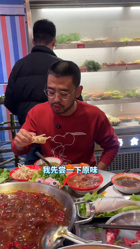 60歲古惑仔轉行做抖音食播 曾自爆被戴綠帽人財兩失 唔敢食豬眼