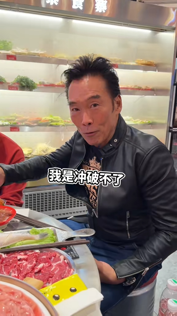 60歲古惑仔轉行做抖音食播 曾自爆被戴綠帽人財兩失 唔敢食豬眼