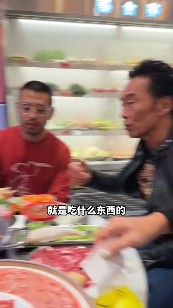 60歲古惑仔轉行做抖音食播 曾自爆被戴綠帽人財兩失 唔敢食豬眼