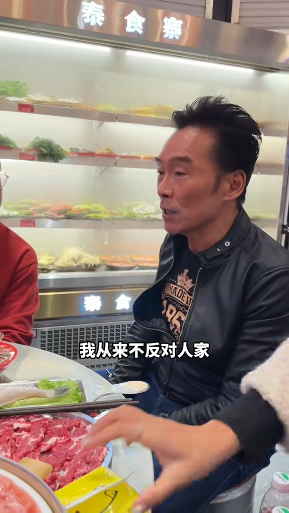 60歲古惑仔轉行做抖音食播 曾自爆被戴綠帽人財兩失 唔敢食豬眼