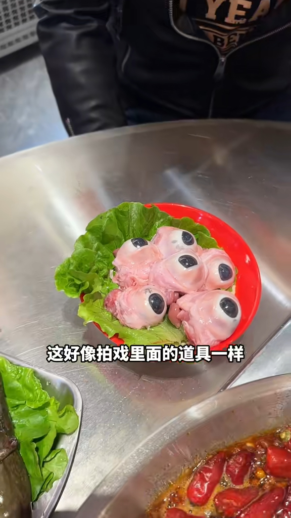 60歲古惑仔轉行做抖音食播 曾自爆被戴綠帽人財兩失 唔敢食豬眼