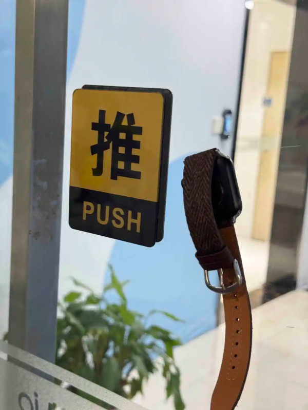 內地興起Apple Watch黐高鐵車窗！實試手錶慘被「分屍」揭1原因吸玻璃？