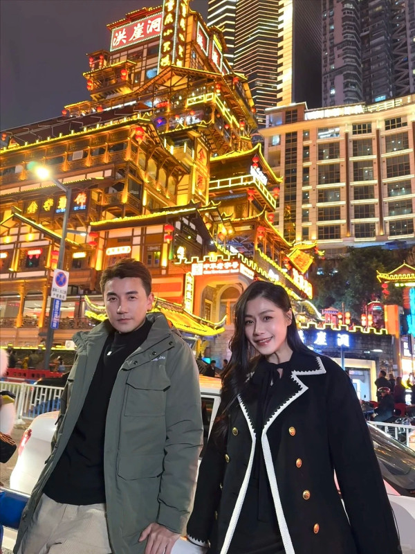 TVB熟齡小生現身重慶被誤認蕭正楠 網民錯重點:身旁美女似黃心穎可原地出道