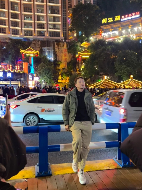 TVB熟齡小生現身重慶被誤認蕭正楠 網民錯重點:身旁美女似黃心穎可原地出道