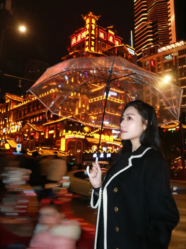 TVB熟齡小生現身重慶被誤認蕭正楠 網民錯重點:身旁美女似黃心穎可原地出道