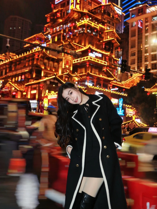 TVB熟齡小生現身重慶被誤認蕭正楠 網民錯重點:身旁美女似黃心穎可原地出道