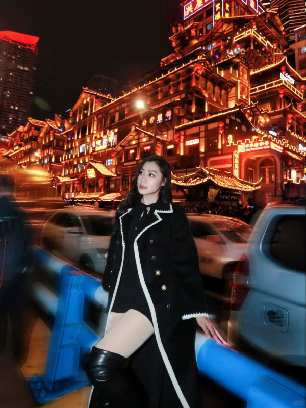 TVB熟齡小生現身重慶被誤認蕭正楠 網民錯重點:身旁美女似黃心穎可原地出道