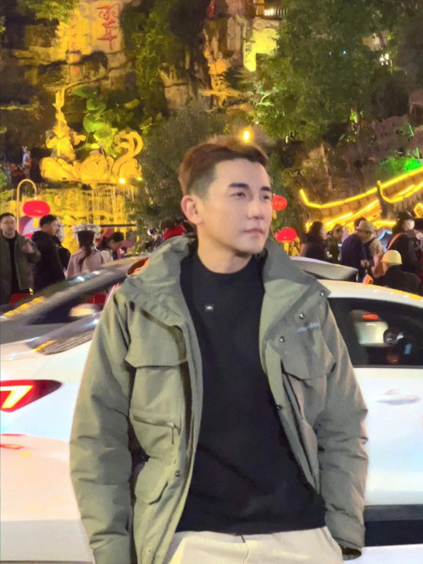 TVB熟齡小生現身重慶被誤認蕭正楠 網民錯重點:身旁美女似黃心穎可原地出道