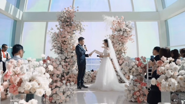 何依婷結婚一周年峇里結婚片段曝光！ 罕曬富二代老公正面相：期待我們一起變老 