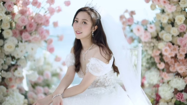 何依婷結婚一周年峇里結婚片段曝光！ 罕曬富二代老公正面相：期待我們一起變老 