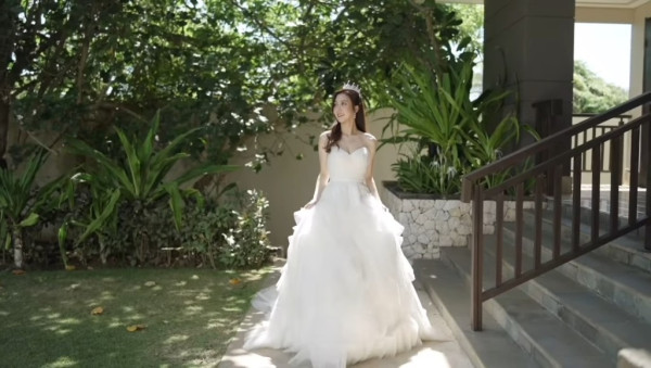 何依婷結婚一周年峇里結婚片段曝光！ 罕曬富二代老公正面相：期待我們一起變老 