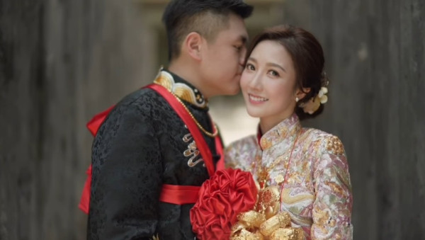 何依婷結婚一周年峇里結婚片段曝光！ 罕曬富二代老公正面相：期待我們一起變老 