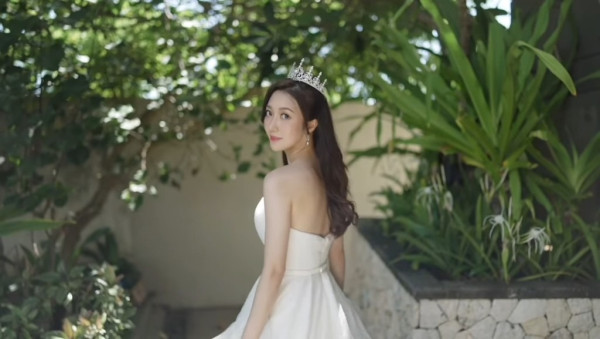 何依婷結婚一周年峇里結婚片段曝光！ 罕曬富二代老公正面相：期待我們一起變老 