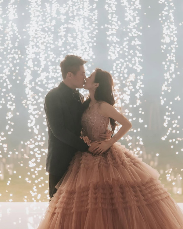 何依婷結婚一周年峇里結婚片段曝光！ 罕曬富二代老公正面相：期待我們一起變老 