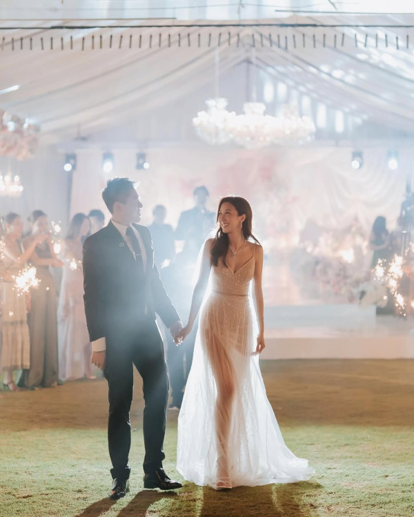 何依婷結婚一周年峇里結婚片段曝光！ 罕曬富二代老公正面相：期待我們一起變老 