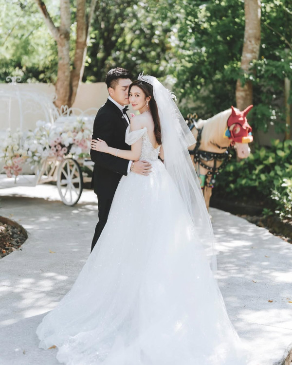 何依婷結婚一周年峇里結婚片段曝光！ 罕曬富二代老公正面相：期待我們一起變老 