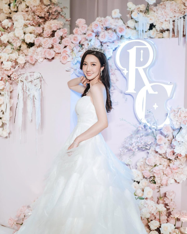 何依婷結婚一周年峇里結婚片段曝光！ 罕曬富二代老公正面相：期待我們一起變老 