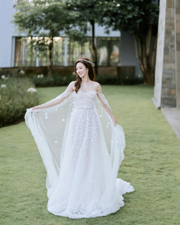 何依婷結婚一周年峇里結婚片段曝光！ 罕曬富二代老公正面相：期待我們一起變老 