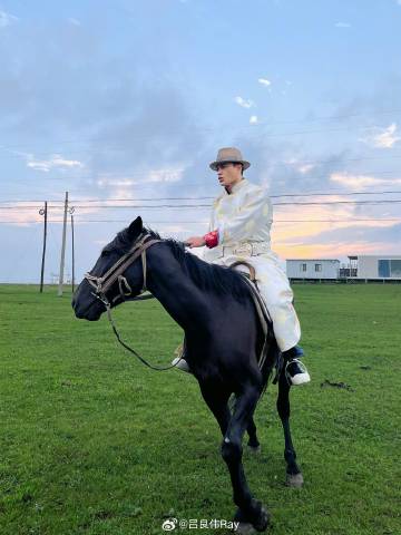 67歲呂良偉被質疑P圖太重手？ 網友驚呼唔認得：以為係Barbie男友 