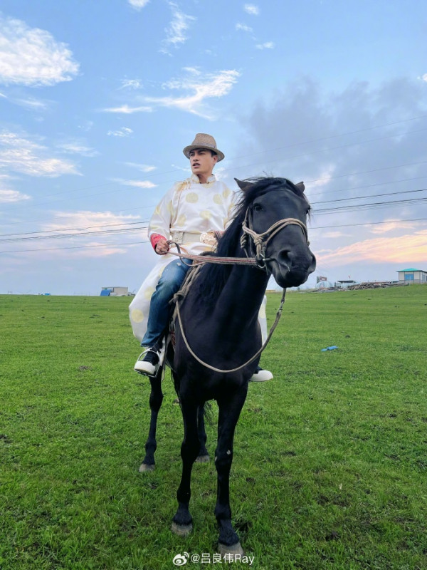 67歲呂良偉被質疑P圖太重手？ 網友驚呼唔認得：以為係Barbie男友 