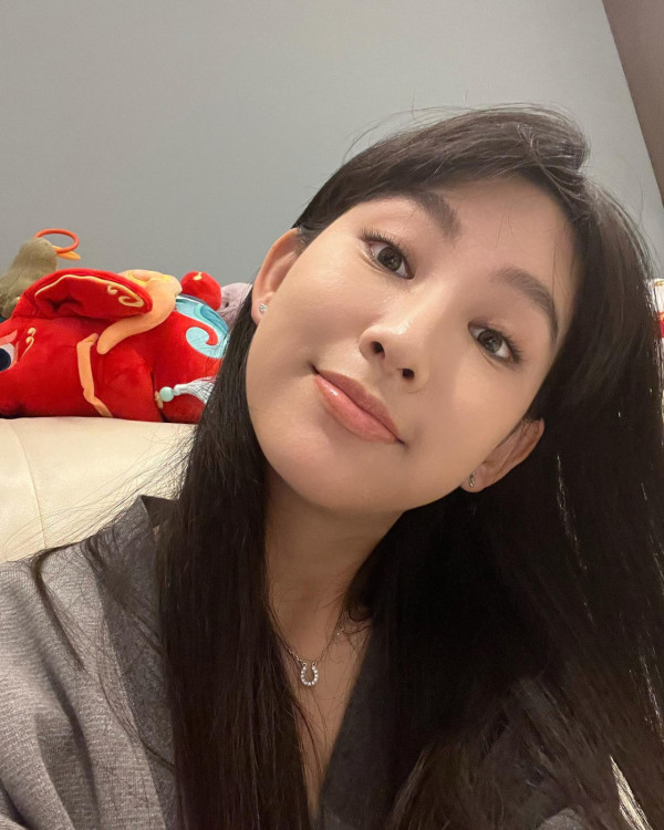 Gigi炎明熹韓國曬海量旅行靚相!多角度素顏自拍獲讚「零死角美女」