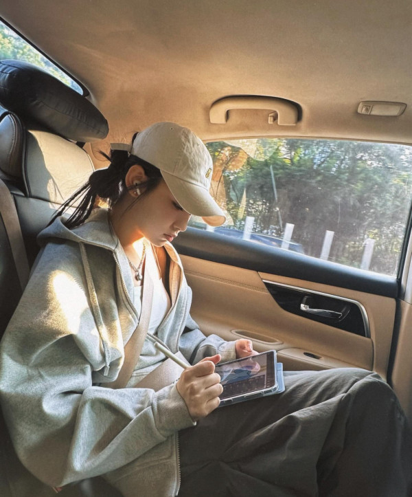 Gigi炎明熹韓國曬海量旅行靚相!多角度素顏自拍獲讚「零死角美女」