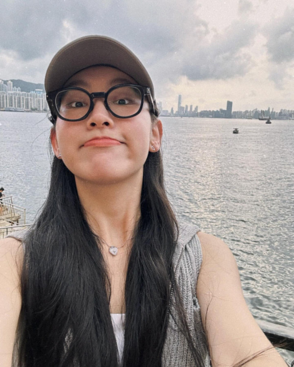 Gigi炎明熹韓國曬海量旅行靚相!多角度素顏自拍獲讚「零死角美女」