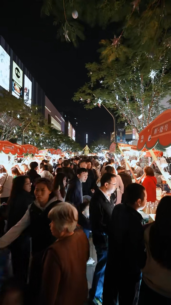 東莞聖誕氣氛好過香港？巨型打卡聖誕樹/市集人山人海 網民：擠不進去 