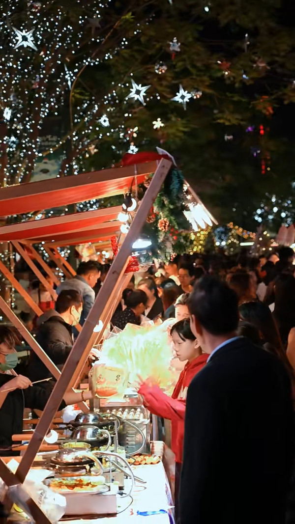 東莞聖誕氣氛好過香港？巨型打卡聖誕樹/市集人山人海 網民：擠不進去 
